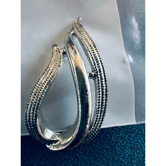 Vintage Sarah Coventry Clip-On Earrings Silver Tone Textured Teardrop Design - Picture 5 of 8